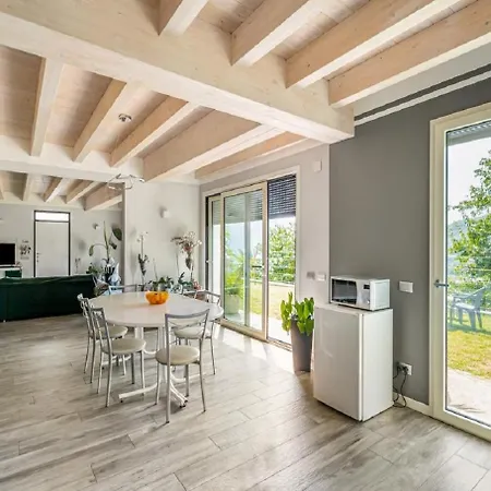 Moderna E Stupenda Di Recente Costruzione Con Grande Giardino Privato A Holiday home *