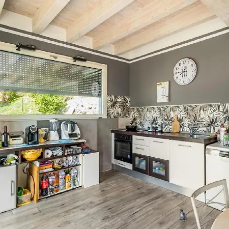 Holiday home Moderna E Stupenda Di Recente Costruzione Con Grande Giardino Privato A *