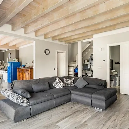 Moderna E Stupenda Di Recente Costruzione Con Grande Giardino Privato A Holiday home Cernobbio