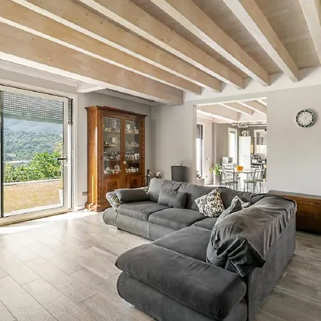 Moderna E Stupenda Di Recente Costruzione Con Grande Giardino Privato A Holiday home