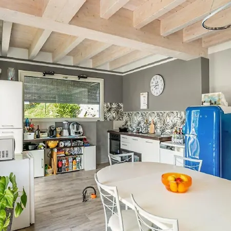 Moderna E Stupenda Di Recente Costruzione Con Grande Giardino Privato A Holiday home Cernobbio